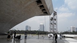 Debu yang Mengendap di Monas Berpotensi Merusak Batu Tugu