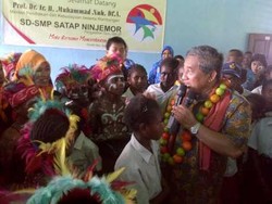 Air Mata Mendikbud Menetes di Depan Siswa SD Papua