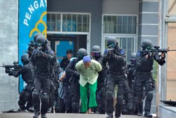 Serunya Simulasi Penindakan Teroris di Lapas di Nusakambangan