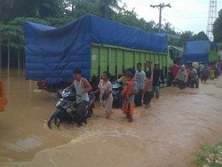 Banjir Ganggu Akses Jalinsum di Labuhan Batu Selatan, Sumut