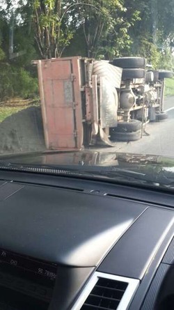 Sebuah Truk Terguling di Tol BSD, Material Masih Tercecer