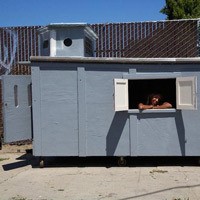 Seniman Poles Tempat Sampah Menjadi Rumah