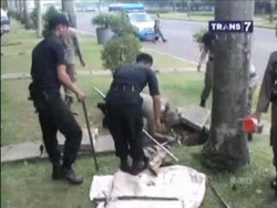 Razia PKL Monas, Dagangan Disembunyikan di Selokan