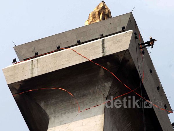 Puncak Monas Mulai Dibersihkan