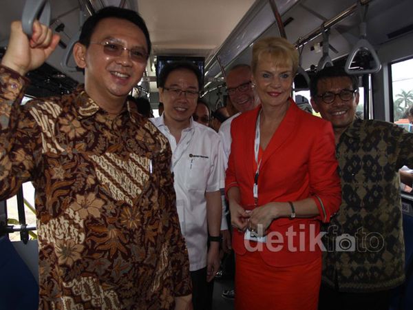 Ahok Coba Bus Scania