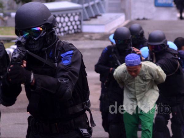 Simulasi Penanggulangan Teroris di Nusakambangan Simulasi Penanggulangan Teroris di Nusakambangan