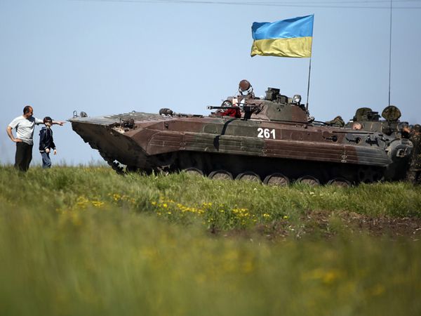 Tak Suka Perang, Warga Hadang Tank Ukraina