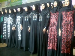Koleksi Busana Muslim Baru Itang Yunasz: Serancak Tenun, Seindah Sulam