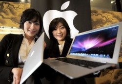 Pria Ini Ngotot Ingin Nikahi MacBook