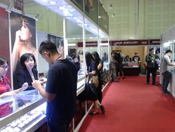 Warga Asing Serbu Pameran Perhiasan Internasional di Jakarta