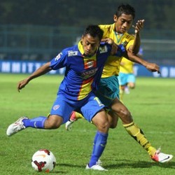 Samsul Arif Hat-trick, Arema Cukur Gresik United