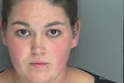 Tega! Ibu Ini Kurung Anaknya di Kandang Anjing