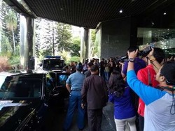 Boediono Masuk ke Ruang Sidang Diantar Ajudan dan Paspampres