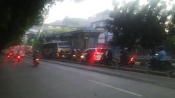 Tak Ada Lagi Disiplin di Jalan, Jalur TransJ Diterabas dan Traffic Light Dicuekin