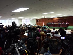 Boediono Bersaksi, Tampak Kuntoro dan Todung Mulya Juga Misbakhun di Pengadilan