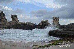 Bukit Cantik & Karang Pemecah Ombak Pantai Klayar