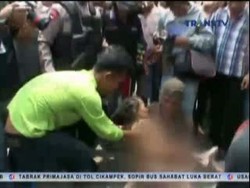 Nenek 80 Tahun Terjebak di Gorong-gorong