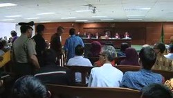 Tampil Perdana di Pengadilan Tipikor, Boediono Kenakan Batik