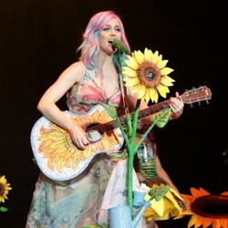 Yuk, Intip Gaya Unik Katy Perry di Prismatic World Tour