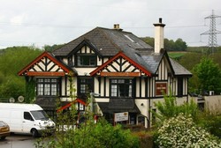 Cegah Tikus, Resto Ini Bangun Dinding Setinggi 1,5 Meter