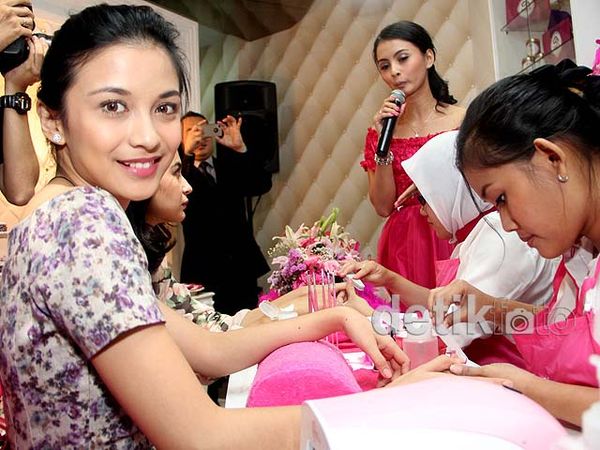 Chelsea Olivia & Shireen Sungkar Percantik Kuku