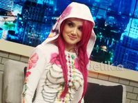 Nyentrik! Mulan Jameela Eksis Berambut Pink