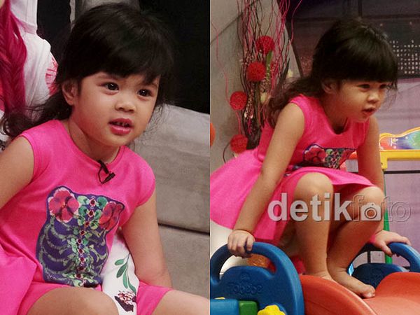 Si Imut Shafeea Centil Berbaju Pink