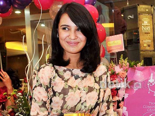 Hamil, Shireen Sungkar Cantik Tampil Berbunga