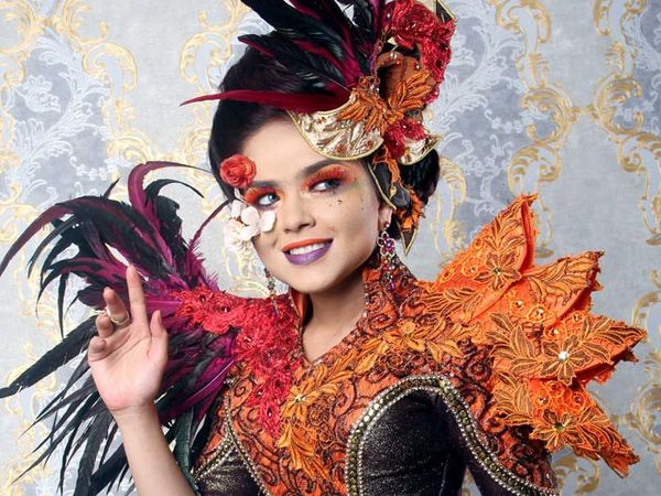 Dari Glamor Hingga Futuristik, Gaya Siti Liza di Cover Album