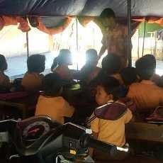 Aktivitas Gempa di Situbondo Meningkat, Siswa SD Belajar di Tenda Pengungsian