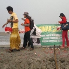 Rombongan Obor Marsinah Tabur Bunga di Tanggul Lumpur Lapindo