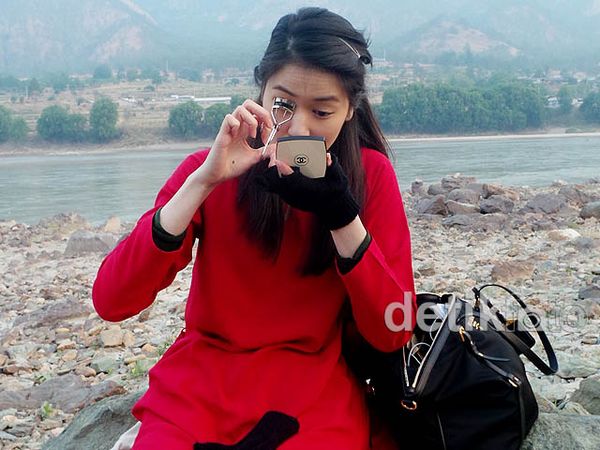 Laura Basuki Dandan di Tepi Sungai