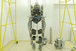 Dengan Kostum Ini, Orang yang Lumpuh Bisa Dilatih Berjalan