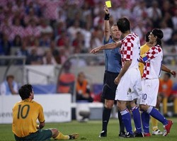 Kisah Wasit Beri 3 Kartu Kuning pada Simunic di Satu Pertandingan