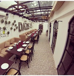 Makan dengan Nuansa Taman yang Hangat di Hyde Kemang