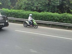 Bikin Kaget Pengendara, Ada Pemotor Cewek Tancap Gas di Tol Cawang
