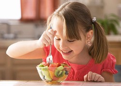 Yuk, Racik Salad Buah Warna Warni untuk si Kecil!