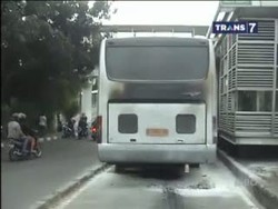 Mesin Terbakar, Penumpang Bus TransJ Dievakuasi