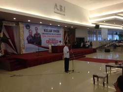 Beri Kuliah Umum, Jokowi Diciptakan Lagu oleh Rektor Universitas Negeri Manado