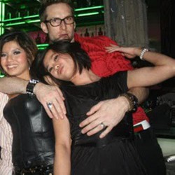 Ini Penjelasan Suami Farah Quinn Soal Foto Mesra dengan Wanita Lain