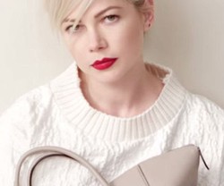 Tanpa Alas Kaki, Michelle Williams Tetap Tampil Anggun di Iklan Louis Vuitton