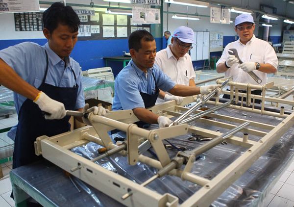 Melihat Pembuatan Kursi Lipat Chitose