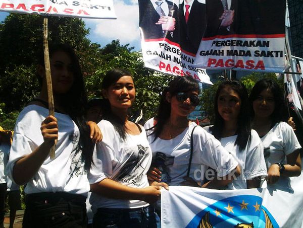 Puluhan Wanita Cantik Dukung Jokowi-Ryamizard