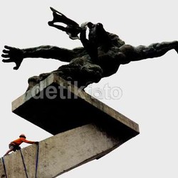 Setelah Monas, Kini Patung Pancoran yang Dimandikan