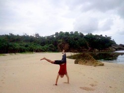 Unik, Pantai Jungwok Punya Mata Air Langsung ke Laut