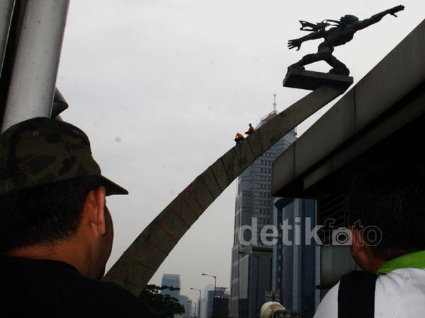 Patung Pancoran Dibersihkan