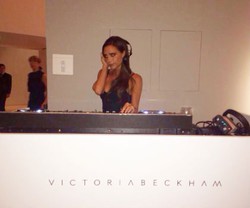 Foto: Victoria Beckham Sapa Warga Singapura dengan Bahasa Melayu