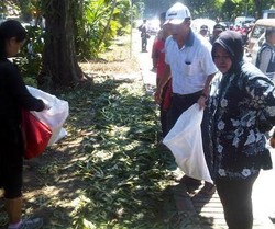 Aneka Kerusakan Taman Bungkul Akibat Acara Bagi-bagi Es Krim Gratis