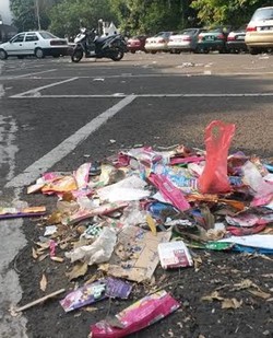 Bagi-bagi Es Krim Gratis Usai, Balaikota Bandung Jadi Lautan Sampah