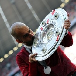 Guardiola, Trofi Liga Pertamanya Bersama Bayern, dan Guyuran Bir